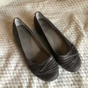 Cliffs by White Mountain Hilt Flats 8M Metallic